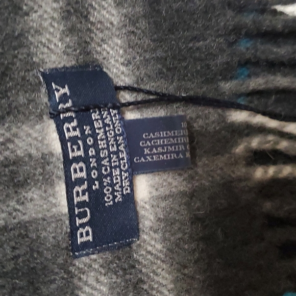Burberry Cashmere scarf with matching earmuffs. - Picture 3 of 5
